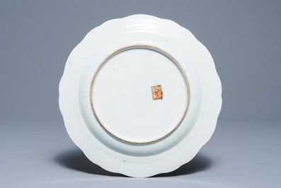 Deux grands plats armori&eacute;s en porcelaine de Chine famille rose, Qianlong