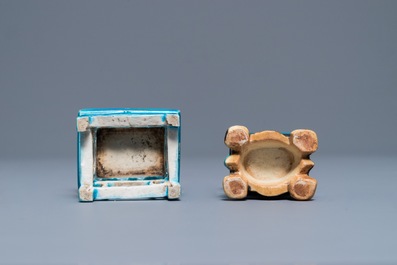 Un vase sur socle et un table miniature en porcelaine de Chine &eacute;maill&eacute;e turquoise et aubergine, Kangxi