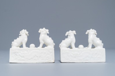 Een paar Chinese Dehua blanc de Chine scrollgewichten, Kangxi