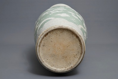 Un tr&egrave;s grand vase en porcelaine de Chine &agrave; fond c&eacute;ladon, 19&egrave;me