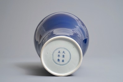 Een Chinese monochrome blauwe meiping vaas, Yongzheng merk, 19/20e eeuw