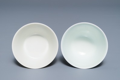 Deux tasses &agrave; vin en porcelaine de Chine doucai et grisaille, marques de Yongzheng, 19/20&egrave;me