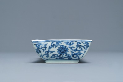 Une coupe de forme rectangulaire en porcelaine de Chine bleu et blanc, marque de Wanli, 19/20th C.