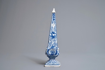 A large Dutch Delft blue and white obelisk, 1st quarter 18th C.