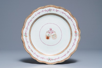 Deux grands plats armori&eacute;s en porcelaine de Chine famille rose, Qianlong