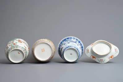 Quatre pi&egrave;ces en porcelaine de Chine bleu et blanc et famille rose, 19/20&egrave;me