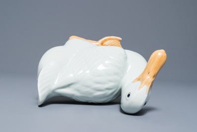 Un mod&egrave;le d'une oie en porcelaine blanc de Chine, marque en creux, R&eacute;publique, 20&egrave;me