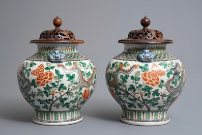 Une paire de vases en porcelaine de Chine famille verte aux dragons, 19/20&egrave;me