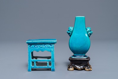 Een Chinese miniatuur vaas op sokkel en een tafeltje in turquoise en aubergine glazuur, Kangxi