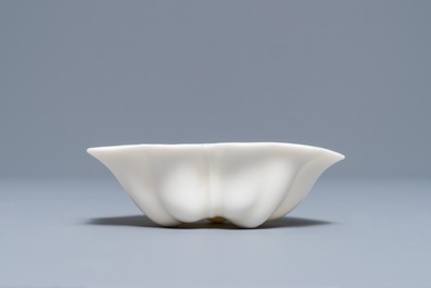 Un lave-pinceaux en forme de feuille de lotus en porcelaine blanc de Chine de Dehua sur socle, Kangxi