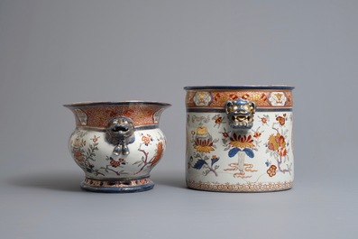 Deux rafraichissoirs en porcelaine aux armes du Roi de France Louis XV, Samson, Paris, 19&egrave;me