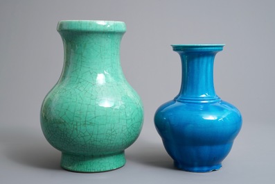 Deux vases en porcelaine de Chine monochrome vert et bleu, 18/19&egrave;me