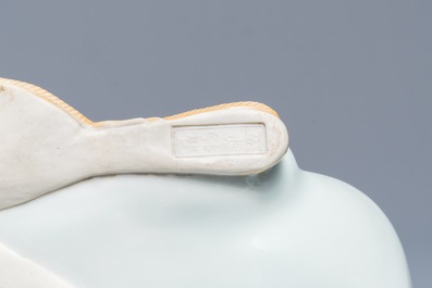 Un mod&egrave;le d'une oie en porcelaine blanc de Chine, marque en creux, R&eacute;publique, 20&egrave;me