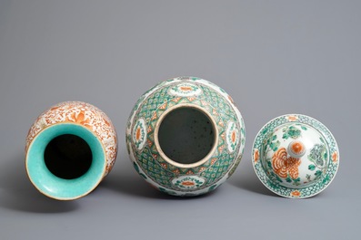 Deux vases en porcelaine de Chine famille verte et rouge de fer, 19/20&egrave;me