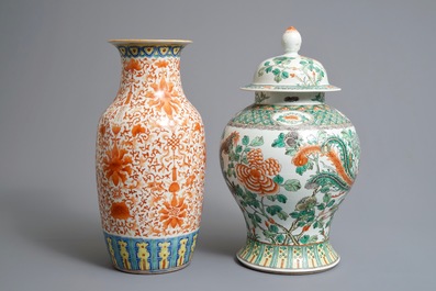 Twee Chinese famille verte en ijzerrode vazen, 19/20e eeuw
