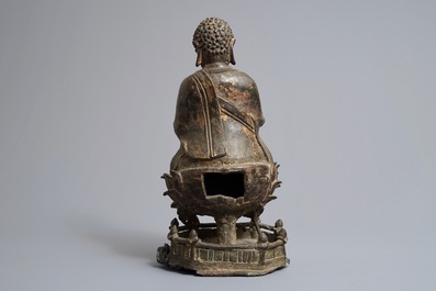 Een Chinese bronzen figuur van Buddha Shakyamuni op lotustroon, Ming