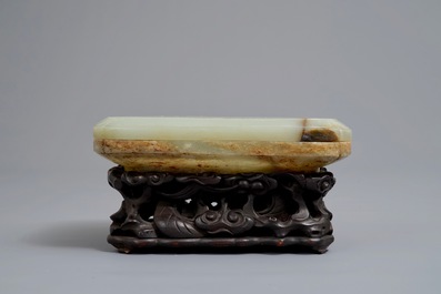 Une bo&icirc;te couverte en jade c&eacute;ladon et roux sur socle en bois, Chine, Ming/Qing