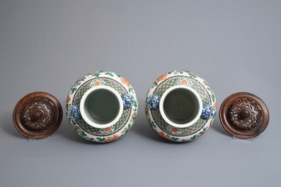 Une paire de vases en porcelaine de Chine famille verte aux dragons, 19/20&egrave;me