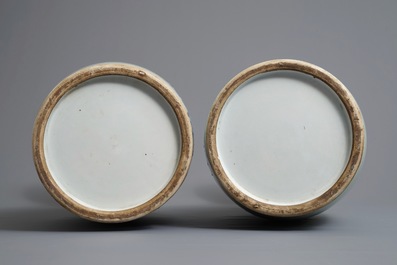 Une paire de vases en porcelaine de Chine bleu et blanc sur fond c&eacute;ladon, 19/20&egrave;me