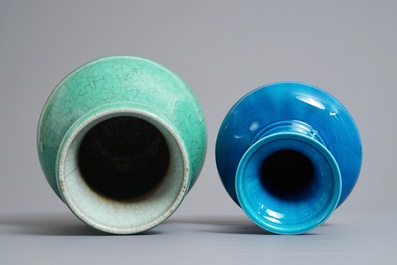 Deux vases en porcelaine de Chine monochrome vert et bleu, 18/19&egrave;me