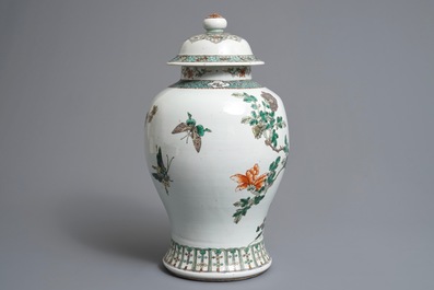 Un vase couvert en porcelaine de Chine famille verte, 19&egrave;me