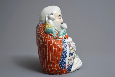 Une figure de Bouddha en porcelaine de Chine famille rose, 19/20&egrave;me