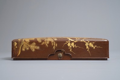 Een langwerpige Japanse lakwerk penselendoos met verguld floraal decor, Meiji, 19e eeuw