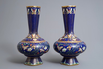 Une paire de vases en &eacute;maux cloisonn&eacute;s, Chine, vers 1900