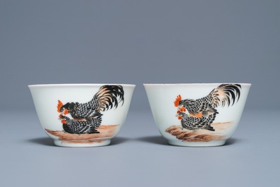 Een paar fijne Chinese koppen en schotels met hanen en kippen, Qianlong