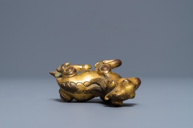 Een Chinees verguld bronzen scrollgewicht in de vorm van een ram, 19/20e eeuw