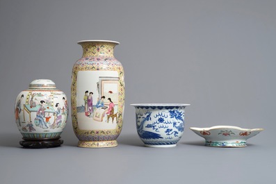 Quatre pi&egrave;ces en porcelaine de Chine bleu et blanc et famille rose, 19/20&egrave;me