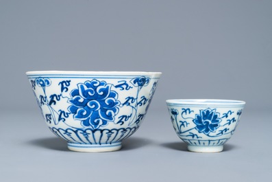 Een Chinees blauw-wit bord, een kom en een kop en schotel met lotusdecor, Guangxu merk, 19/20e eeuw