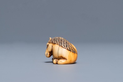 Een Japanse ivoren netsuke in de vorm van een liggend paard, Edo, 18/19e eeuw