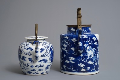 Deux grandes th&eacute;i&egrave;res en porcelaine de Chine bleu et blanc de style Bencharong pour le march&eacute; thai, 19&egrave;me