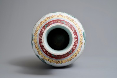 Un vase en porcelaine de Chine famille rose &agrave; d&eacute;cor de daims, marque de Qianlong, 19/20&egrave;me
