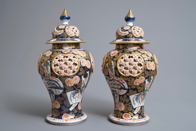A pair of Imari style double-walled reticulated vases and covers, Samson, Paris, 19th C.