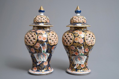 A pair of Imari style double-walled reticulated vases and covers, Samson, Paris, 19th C.