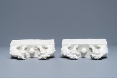 Une paire de poids de rouleau en porcelaine blanc de Chine de Dehua, Kangxi