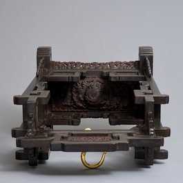 Een Chinese verguld bronzen bel in zitan houder, Qianlong merk, 18/19e eeuw