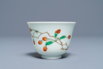 Une tasse en porcelaine de Chine famille verte aux branches de goji, marque de Kangxi, 19/20&egrave;me