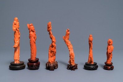 Zes Chinese bloedkoralen figuren op houten sokkels, 19/20e eeuw