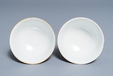 Une paire de bols en porcelaine de Chine famille rose &agrave; fond turquoise, R&eacute;publique, 20&egrave;me