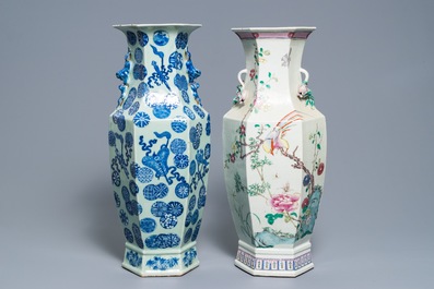 Deux vases de forme hexagonale en porcelaine de Chine famille rose et bleu et blanc sur fond c&eacute;ladon, 19&egrave;me