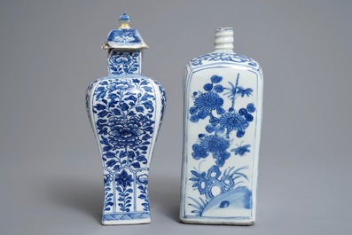 Une bouteille de forme carr&eacute; en porcelaine de Chine bleu et blanc, Wanli, et un vase couvert, Kangxi