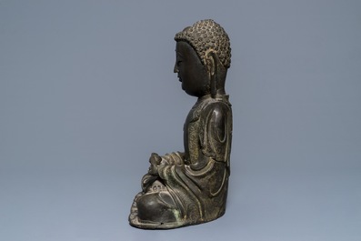 Een Chinees bronzen model van Amithaba Buddha, Ming