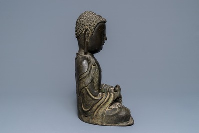 Een Chinees bronzen model van Amithaba Buddha, Ming