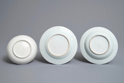 Trois assiettes armori&eacute;es en porcelaine de Chine famille rose et deux plats ovales pour le march&eacute; am&eacute;ricain, Qianlong et 19&egrave;me