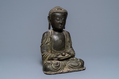 Een Chinees bronzen model van Amithaba Buddha, Ming