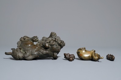 Vier Japanse bronzen okimono of scrollgewichten, Edo/Meiji, 18/19e eeuw