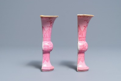 Een paar Chinese wandvazen met roze fondkleur, Qianlong